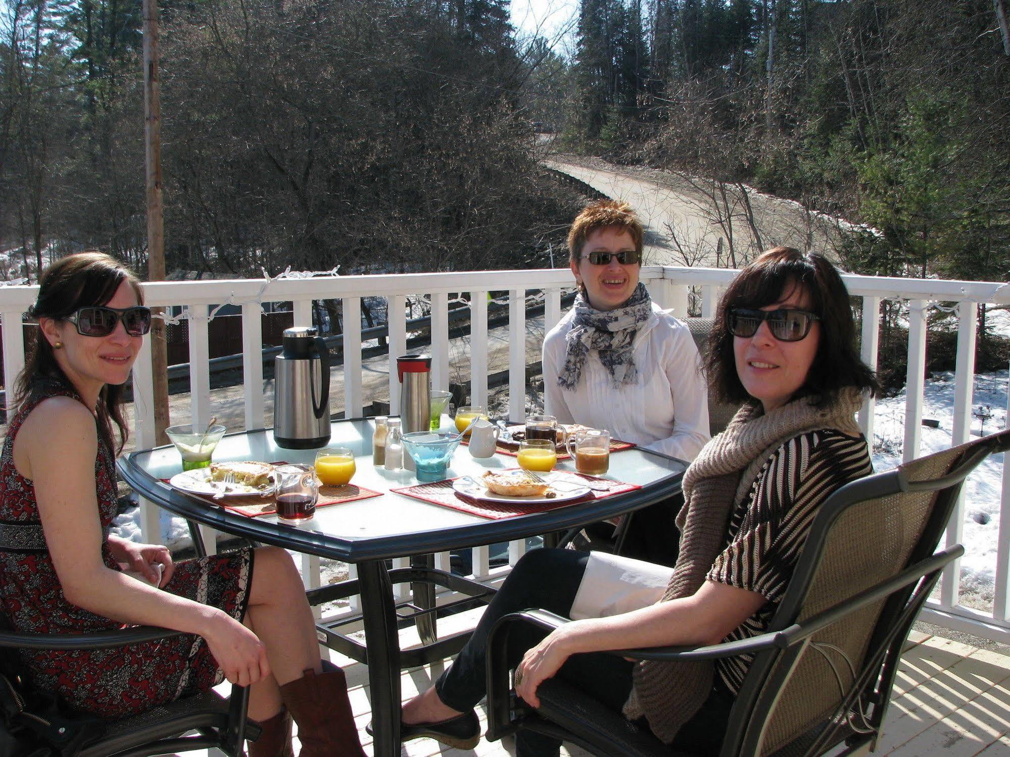 Auberge De Mon Petit Chum B&B Wakefield Luaran gambar